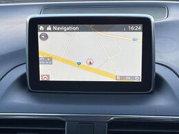 【8インチマツダコネクト】車内の雰囲気にマッチした大型のディスプレイ。スマホ接続でのナビ使用やBluetooth再生等、様々な機能が楽しめます。直感的なダイヤル操作が可能で、使い勝手も良好です。