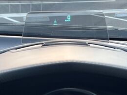 【ヘッドアップディスプレイ】現在の速度や走行情報をデジタル表示で運転席前方のガラスに投影！運転中、目線をずらさず必要な情報を確認できるのでとっても便利で安心！