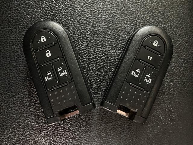 スマートキー機能を有しています！ドアロックの開閉やエンジン始動時にキーをポケットやカバンなどに携帯していればキーを挿さなくてもそのまま手ぶらで可能です！！