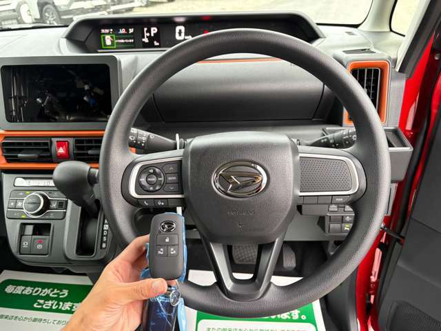 スマートキー標準装備です。車に近づいてリクエストスイッチを押せばドアの開閉ができます。更にエンジンの始動もカギを挿さずに出来ます。防犯面でも安心に繋がります。