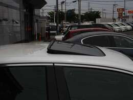 サンルーフを装備☆車内の換気にとても便利で採光性にも優れていますしなにより開放感と高級感がありますね☆後付けできない装備ですのでぜひ装着車をお勧めいたします☆