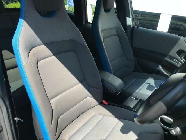 【コックピットシート】BMW車の主役席。車体中央にくる様に配置し車両重心とが一致する事でドライバーと車との一体感あるドライビングを実現。人間工学に基づき形成した形状が長時間のドライブ疲労も軽減します！