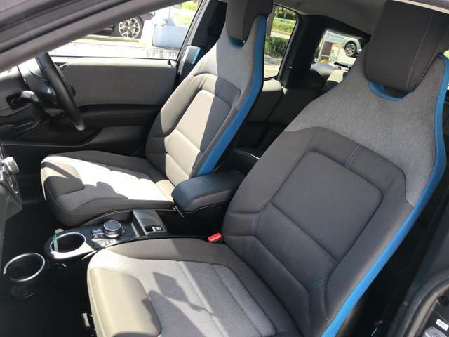 【助手席シート】運転席シート同様長時間乗車・スポーツドライビングでも疲れにくい形状にセッティングされたシートを装備しております。