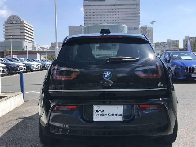 スタイリッシュに研ぎ澄まされたリアビュー。LEDライトがより引き締まったスタイルを実現。急ブレーキ時にはハザードランプ自動点灯し後続車への注意を促します。