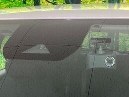 【インテリジェントエマージェンシーブレーキ】フロントカメラで前方の車両や歩行者を検知。衝突しそうな時は衝突被害軽減ブレーキが作動、衝突回避をサポート。より安全にドライブをお楽しみいただけます。