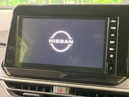 【純正ナビ】人気の純正ナビを装備しております。ナビの使いやすさはもちろん、オーディオ機能も充実！キャンプや旅行はもちろん、通勤や買い物など普段のドライブも楽しくなるはず♪