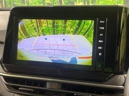 【バックカメラ】駐車時に後方がリアルタイム映像で確認できます。大型商業施設や立体駐車場での駐車時や、夜間のバック時に大活躍！運転スキルに関わらず、今や必須となった装備のひとつです！