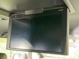 【フリップダウンモニター】大画面モニターで後席でもエンタメをお楽しみいただけます。小さなお子様にも大人気の装備です♪