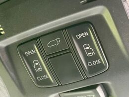 【両側パワースライドドア】スマートキーや運転席のスイッチで後席両側スライドドアの開閉が可能♪電動だから力を入れてドアを開ける必要が無く、小さなお子様でも簡単に開け閉めでき快適です♪