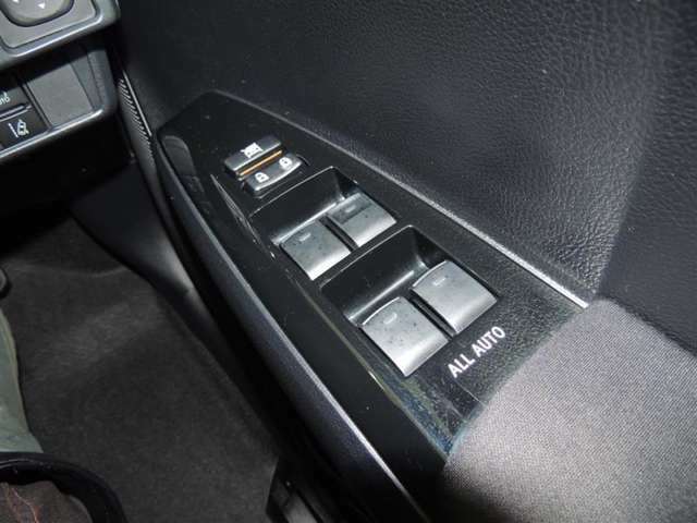 パワーウィンドウスイッチで運転席から全席の窓の開閉ができます。