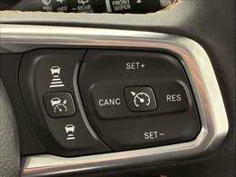 【レーダークルーズコントロール】装備車両です。レーダーやカメラを使って前を走るクルマの状況を検知して速度を調整してくれます。遠距離ドライブの高速道路などでは大活躍で疲労軽減に役立ちます。