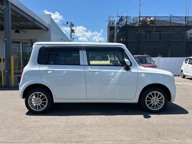 外装横はこのような感じとなっております！ボディカラーやホイールなどのデザインを確認できます！！