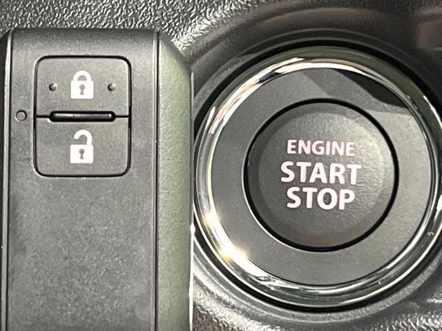 【キーレススタートシステム】カバンやポケットに入れたままでもドアの施錠・解錠が可能なスマートキーを装備。エンジンのオン・オフ時もカギを取り出す必要が無いからとっても便利です♪