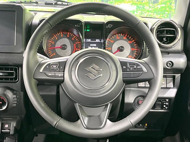 インテリアに合わせたデザインのステアリングは、運転される方のことも考え、運転しやすい形状、大きさです。是非一度、実際に触ってお確かめください。