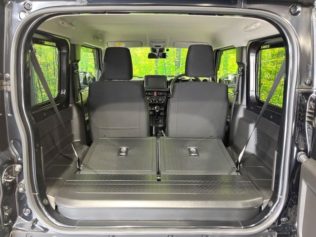 普段のお買い物や通勤、送迎等に十分な荷室スペースを確保しております。セカンドシートを倒すと、大きな荷物の積載も可能です♪