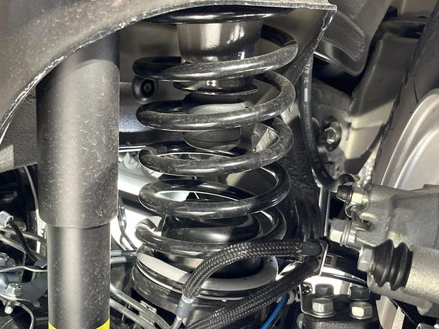 お車を安心してお乗りいただく為には、足回りの定期点検が欠かせません。サービスサポート（有償保証）では無料点検もご提供しており、安心のカーライフをお過ごしいただけるサポート体制が整っています。