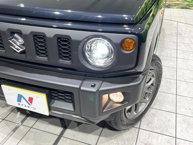 【LEDヘッドライト】悪天候や夜間走行時も良好な視界を確保し安心して運転できる高輝度LEDヘッドライトを装備！点灯速度が早く、消費電力も抑えられています。