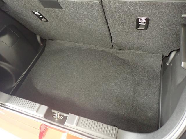 荷室は深さがあり、バックドア開閉時に荷物が落ちにくいです。