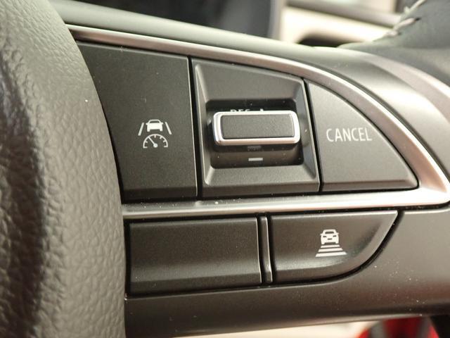 先行車との車間距離を保ちながら加速・減速してくれる「アダプティブクルーズコントロール」を装備しています。ロングドライブに最適ですね！