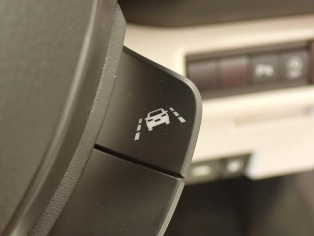 「車線逸脱抑制機能」を搭載しています。車線をはみ出しそうになると、ドライバーにステアリング操作を促し、車両を車線の内側に戻すよう支援します。