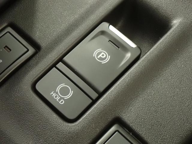 電動パーキングブレーキを採用。シフト操作やアクセルと連動してブレーキが作動/解除されるため　発進がスムーズ♪