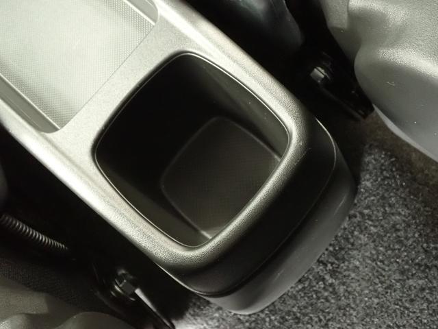 後席の方が使いやすい　固定式ドリンクホルダーがあります。