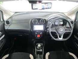 黒を基調としたスタイリッシュなデザインの運転席です。衝突被害軽減ブレーキ、レーンキープアシストなどの安心装備付き！