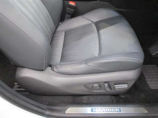 運転席です。パワーシート搭載。微妙な調整が手軽にでき、最適なポジションで運転することが可能です。