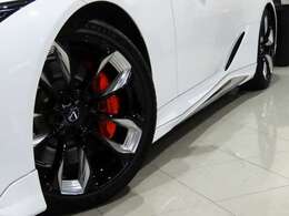 ●フロント245/40R21＋リヤ275/35R21タイヤ＆鍛造アルミホイール（ブラック＋ハイパークロムメタリック塗装）○メーカーオプション！○オレンジブレーキキャリパー（フロント・リヤLEXUSロゴ）