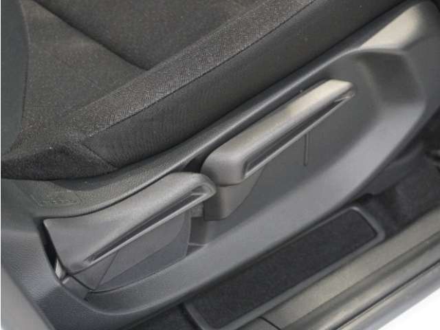 【ハイトアジャスター】レバーの上下操作だけで、座面を運転しやすい高さへ簡単に調節できます。