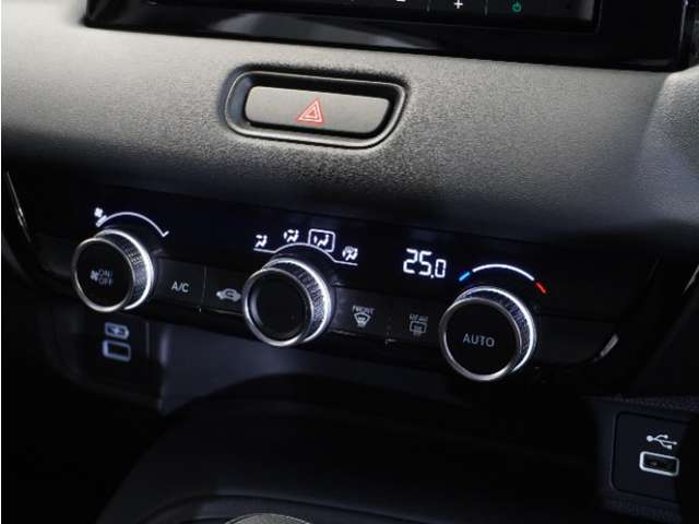 【オートエアコン】温度を設定すれば自動で快適な車内温度を保ちます。エアコン内部の高性能脱臭フィルターで車内のアレルゲンや花粉を除去。