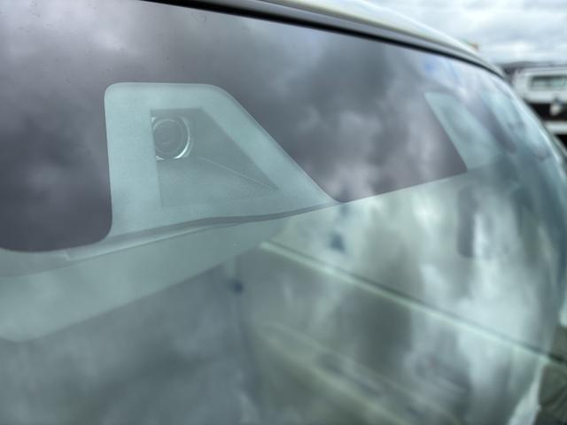 2つのカメラで前方の車両や歩行者を検知し、衝突のおそれがあると判断すると、ブザー音やメーター内の表示で警告。衝突の可能性が高まると、自動でブレーキをかけ、衝突の回避または衝突時の被害軽減を図ります。