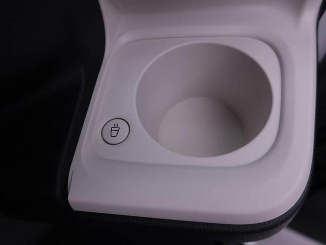 ホットドリンクをちょうどいい温度でキープしてくれる保温機能付きのホッとカップホルダー（前席）。ほっこり快適にドライブをサポート。
