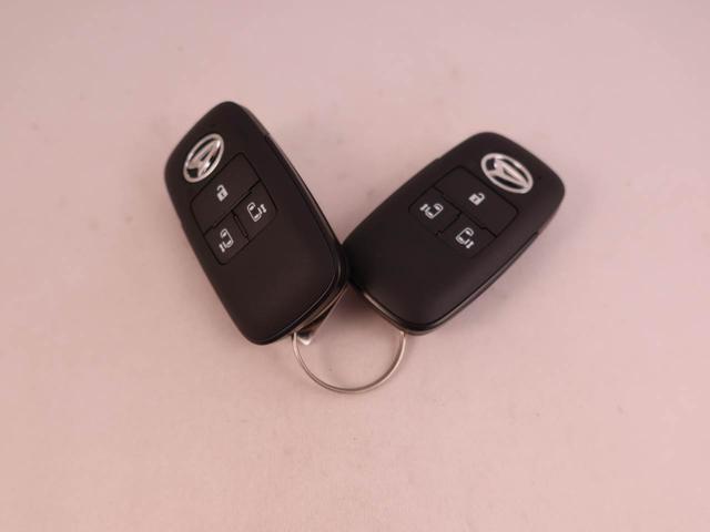 電子カードキーをポケットやバッグの中に入れておいたままでも、ブレーキを踏みながらボタンを押すだけで、スマートにエンジンスタートできます♪