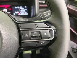 【アダプティブクルーズコントロール】高速道路での長距離走行が楽に！！自動で速度を保つクルーズコントロールが、衝突軽減システムと連携し、前方の車両を感知して車間を保つように速度調節してくれます！！