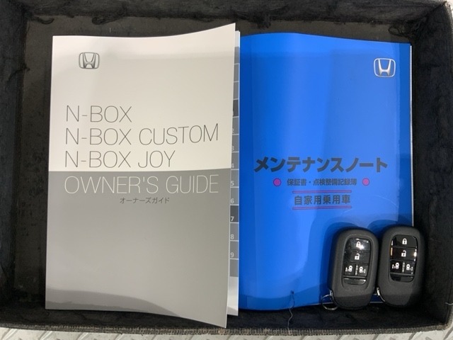スマートキーは鍵をバッグに入れたままでもドアロックの開閉やエンジンのON・OFFができます。夜間や雨の日も鍵を探さなくて良いので便利です。