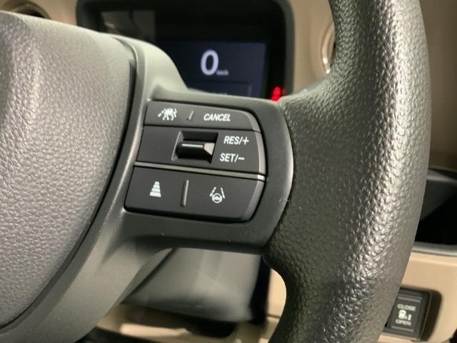 クルーズコントロールを装備しています。高速道路などで一定の速度で走ってくれるので運転が楽ですよ！速度を設定できますので、スピードの出しすぎにも注意できます。