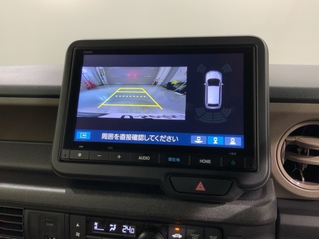 リバースギアに入れるだけで後方の表示へ切り替わります。夜間や雨の日の駐車も楽になりますよ。