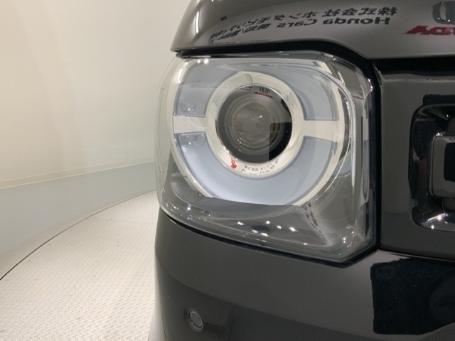 LEDヘッドライトは、点灯の瞬間から最大光量を発揮し、突然暗くなるトンネルなどでの安定感を高めます。