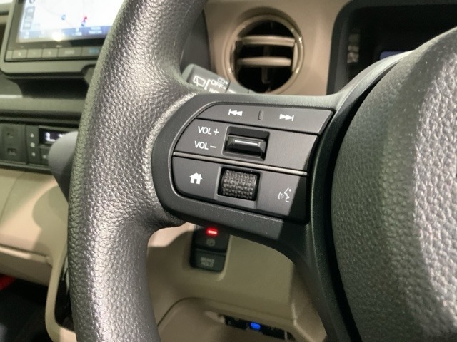 ステアリングにオーディオ操作スイッチが付いています。オーディオ画面に直接タッチしなくても操作が出来ますので、運転に集中できます。