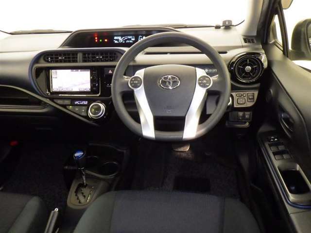 運転の際、常に目にする部分だけにシックで飽きのこないデザインが良いですね。