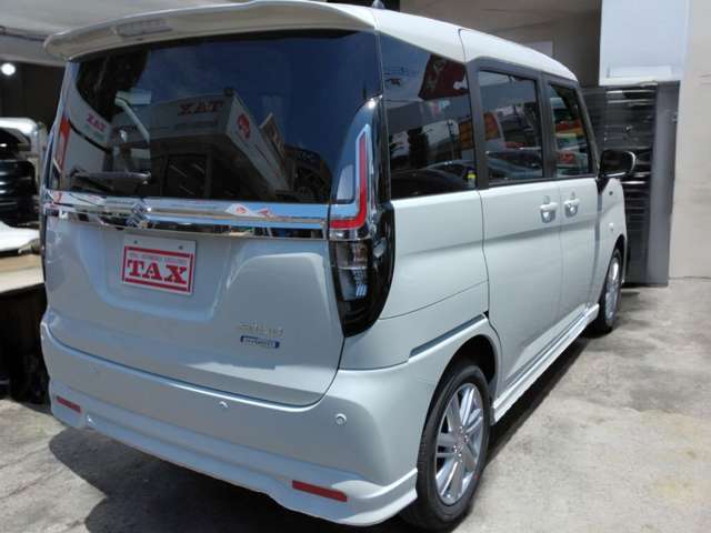 衝突被害軽減ブレーキやパーキングセンサーなど安全装備も充実しております。