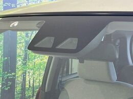 【スマートアシスト】走行中に前方の車両等を認識し、衝突しそうな時は警報とブレーキで衝突回避と被害軽減をアシスト。より安全にドライブをお楽しみいただけます。