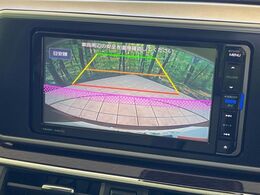 【バックカメラ】駐車時に後方がリアルタイム映像で確認できます。大型商業施設や立体駐車場での駐車時や、夜間のバック時に大活躍！運転スキルに関わらず、今や必須となった装備のひとつです！