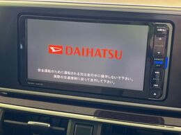 【純正ナビ】人気の純正ナビを装備しております。ナビの使いやすさはもちろん、オーディオ機能も充実！キャンプや旅行はもちろん、通勤や買い物など普段のドライブも楽しくなるはず♪