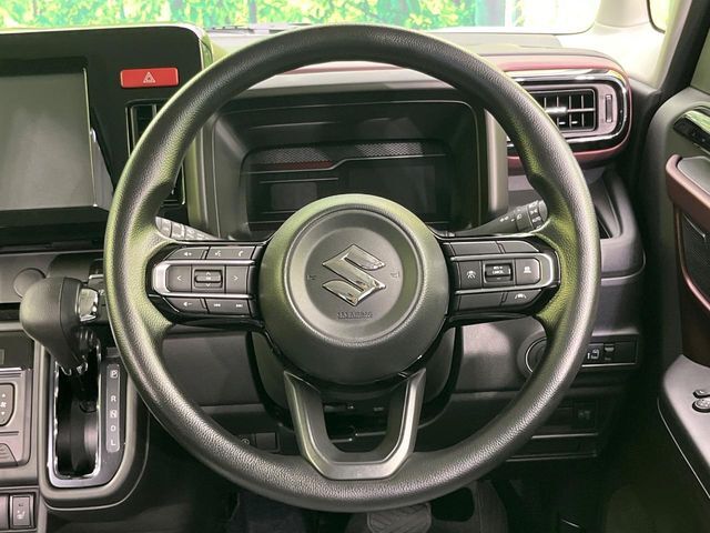 インテリアに合わせたデザインのステアリングは、運転される方のことも考え、運転しやすい形状、大きさです。是非一度、実際に触ってお確かめください。