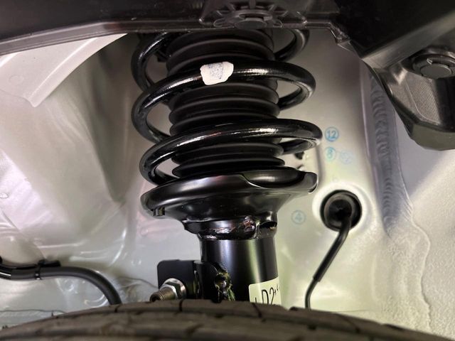 お車を安心してお乗りいただく為には、足回りの定期点検が欠かせません。サービスサポート（有償保証）では無料点検もご提供しており、安心のカーライフをお過ごしいただけるサポート体制が整っています。