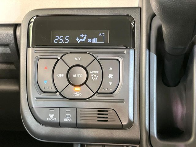 【オートエアコン】一度お好みの温度に設定すれば、車内の温度を検知し風量や温度を自動で調整。暑い…寒い…と何度もスイッチ操作をする必要はありません。快適な車内空間には必須の機能ですね♪