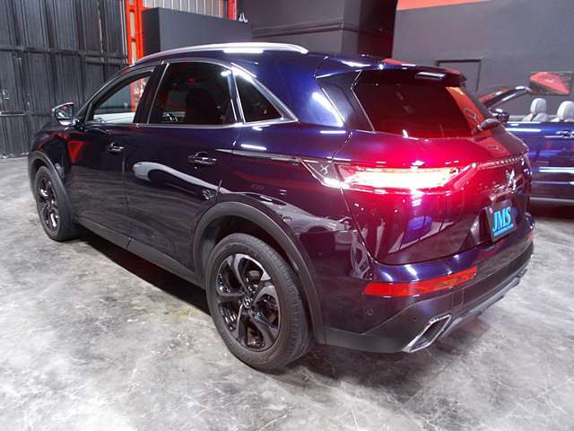 ディーラー整備車両　記録簿　8速ATディーゼルターボエンジン　LEDヘッドライト　オートライト　純正オプション18インチアルミ　ブリジストンタイヤ7分山　前後コーナーセンサー　アイドリングストップ