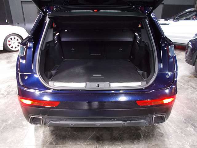 電動トランクリアゲート　トランクルームも広くてきれいです！